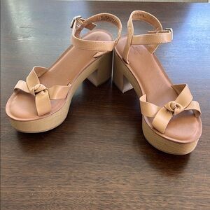 Universal Thread 8.5 Women's Platform Sandals